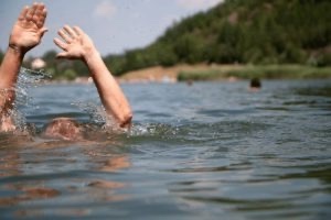 КРАСНОЯРСК, ВНИМАНИЕ! ЗА СУТКИ – ДВЕ ДЕТСКИЕ ЖИЗНИ УНЕСЛА ВОДА. ?.